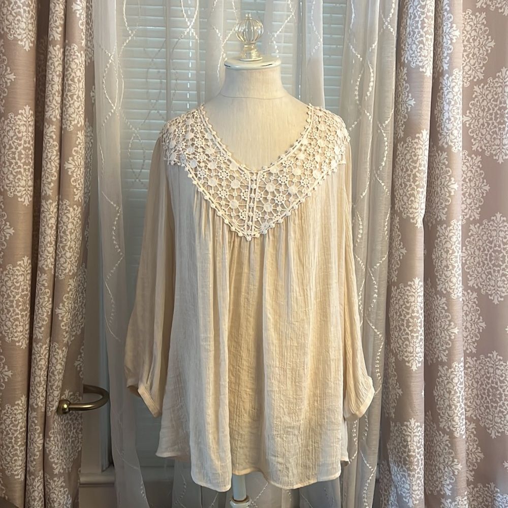 EUC Spence Women’s ivory Blouse with crochet detailing at neckline size 3x